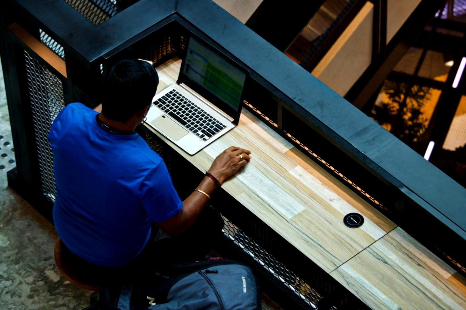 Profesional analizando datos financieros en pantalla
